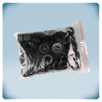 Plastový sáček s černými součástkami
