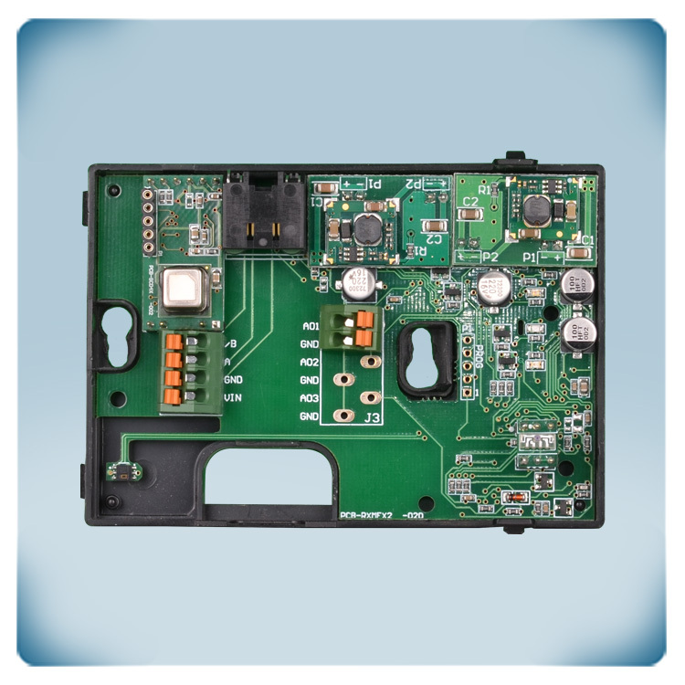 PCB s elektronickými součástkami v černém plastovém krytu pro montáž na stěnu