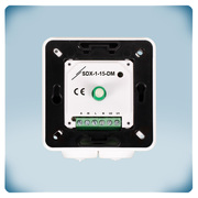 Bílý plastový kryt, otočný knoflík a dvě kabelové průchodky