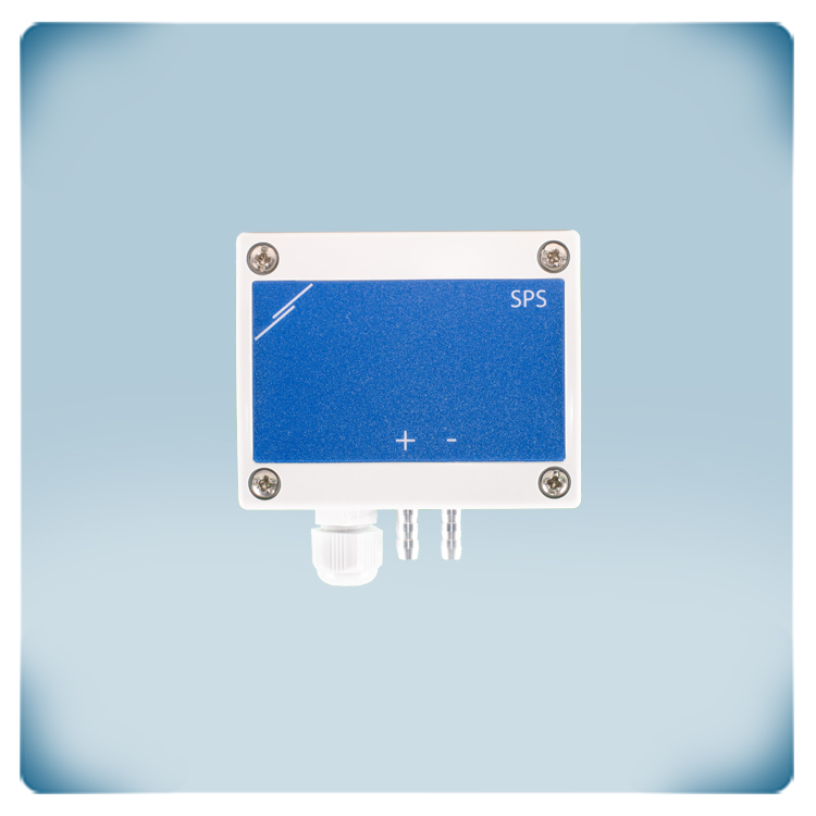 Differenzdrucksensor in einem hellgrauen Gehäuse, blauer Frontaufkleber