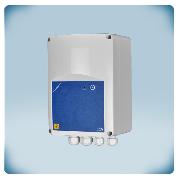 Dispositivo electrónico en una carcasa de plástico gris, con etiqueta frontal