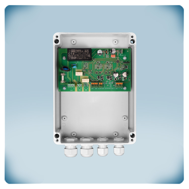 Placa de circuito impreso en una caja de plástico gris con 4 prensaestopas