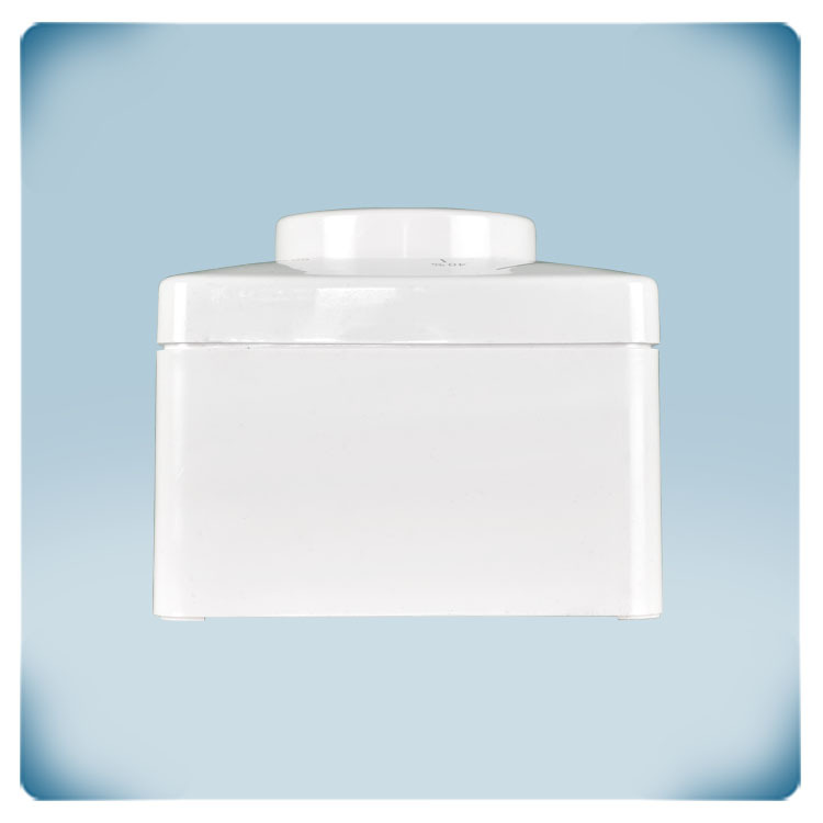 Carcasa de plástico blanca con mando y marcación