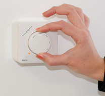 Variateur monté sur un mur avec une LED orange