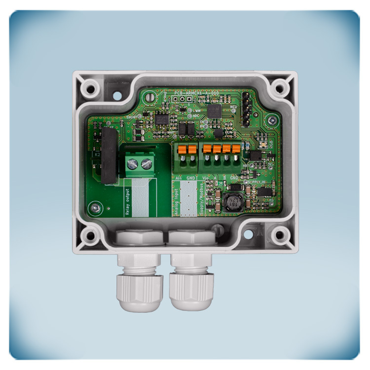 Boîtier en plastique gris clair avec PCB et composants électroniques