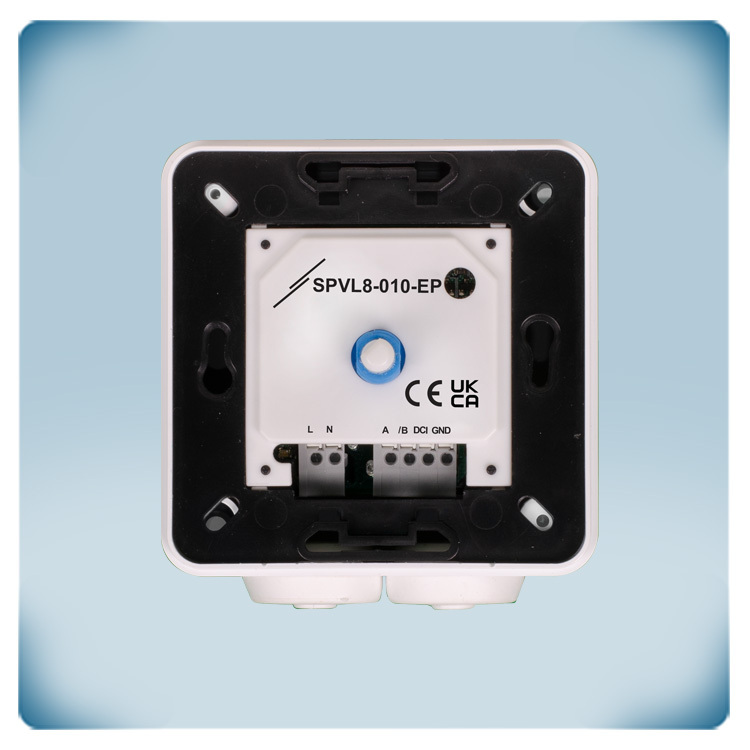 Boîtier en plastique noir sur blanc