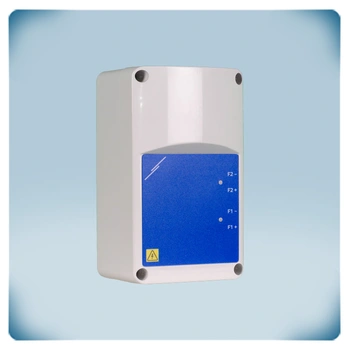 grijze behuizing met blauw PVC label