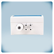 Ljusgrå kapsling, blå etikett, kabelförskruvning, metallmunstycke