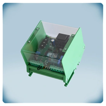 Mönsterkort i grönt plasthölje med elektroniska komponenter för DIN-skenmontering