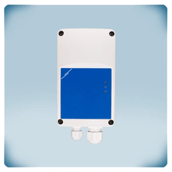 Ljusgrått rektangulärt hölje med blå etikett, LED indikeringar och 2 kabengenomföringar