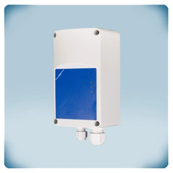 Ljusgrått rektangulärt hölje med blå etikett, LED indikeringar och 2 kabengenomföringar