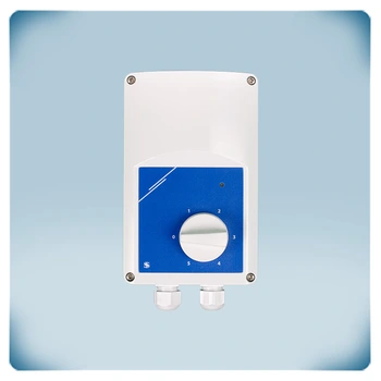 Ljusgrå plast kapsling med blå etikett, vitt vred och 3 kabelgenomföringar