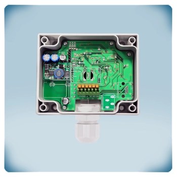 Gri muhafazalı bileşenlere sahip PCB