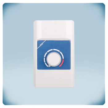 Düğme ve mavi ön etiketli açık gri plastik muhafaza